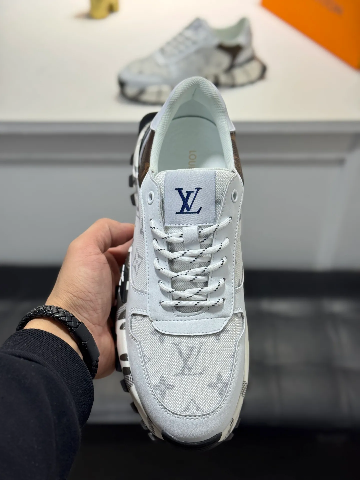 Men's shoes 💰440 [New style] 🐬🐬Top original order - Louis Vuitton®️ Trendy and fashionable yet low-key men's casual shoes, LV cowhide upper, comfortable and breathable, mesh lining, original rubber outsole, two colors available ~ a must-have for sportsmen. Size: 38-44 (45 customized